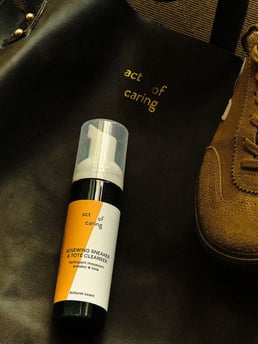 Act Of Caring Renewing Sneaker & Tote Cleanser Dark Blue Bottle 150 ml